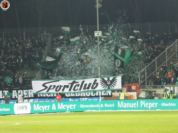 Preußen Münster-Fans gehen am Samstag in einem Fanmarsch zum Derby.<br />Bild: Unterwegs in Sachen Fussball – www.uisf.de”><figcaption>Preußen Münster-Fans gehen am Samstag in einem Fanmarsch zum Derby.<br />Bild: Unterwegs in Sachen Fussball – www.uisf.de</figcaption></figure>
                </div>
                
                <!-- YouTube (Meta-Feld) -->
                
            </div>
        </article>

                <script>
        (function() {
            var root = document.querySelector('.ff-single-news-gallery');
            if (!root) return;
            var slides = root.querySelectorAll('.ff-single-news-gallery-slide');
            var dots = root.querySelectorAll('.ff-single-news-gallery-dot');
            var prev = root.querySelector('.ff-single-news-gallery-prev');
            var next = root.querySelector('.ff-single-news-gallery-next');
            var n = slides.length;
            if (n < 2) return;
            var i = 0;
            function closeAllImgInfo() {
                root.querySelectorAll('.ff-fv-img-info-host.is-info-open').forEach(function(host) {
                    host.classList.remove('is-info-open');
                    var b = host.querySelector('.ff-fv-img-info-btn');
                    var p = host.querySelector('.ff-fv-img-info-panel');
                    if (b) b.setAttribute('aria-expanded', 'false');
                    if (p) p.setAttribute('aria-hidden', 'true');
                });
            }
            function show(idx) {
                closeAllImgInfo();
                i = ((idx % n) + n) % n;
                for (var s = 0; s < n; s++) {
                    if (s === i) slides[s].removeAttribute('hidden'); else slides[s].setAttribute('hidden', '');
                }
                for (var s = 0; s < dots.length; s++) {
                    dots[s].classList.toggle('is-active', s === i);
                    dots[s].setAttribute('aria-selected', s === i ? 'true' : 'false');
                }
            }
            if (prev) prev.addEventListener('click', function() { show(i - 1); });
            if (next) next.addEventListener('click', function() { show(i + 1); });
            for (var d = 0; d < dots.length; d++) {
                (function(di) { dots[di].addEventListener('click', function() { show(di); }); })(d);
            }
        })();
        </script>
        
        <!-- Kommentare -->
                <section class=