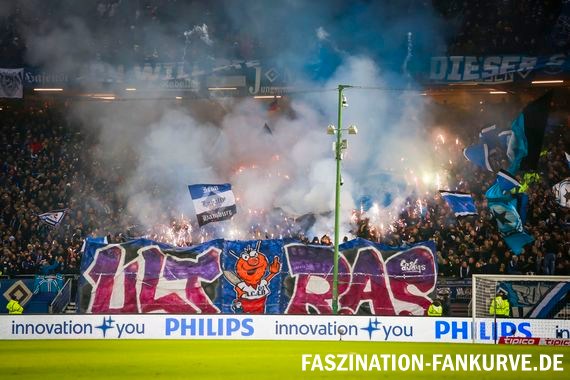 Beim HSV hat ein Umdenken beim Thema Pyrotechnik stattgefunden. Wird dadurch die Debatte über eine Legalisierung neu entfacht?<br />Bild: Faszination Fankurve”><figcaption>Beim HSV hat ein Umdenken beim Thema Pyrotechnik stattgefunden. Wird dadurch die Debatte über eine Legalisierung neu entfacht?<br />Bild: Faszination Fankurve</figcaption></figure>
<figure><img decoding=