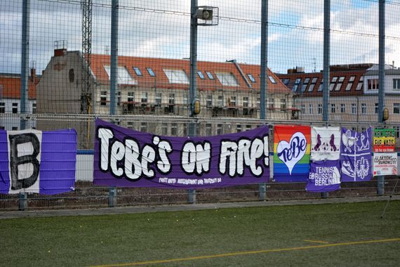 Die TeBe-Fans hatten auch ihre Fahnen dabei.<br />Bild: Sören Kohlhuber”><figcaption>Die TeBe-Fans hatten auch ihre Fahnen dabei.<br />Bild: Sören Kohlhuber</figcaption></figure>
<figure><img decoding=