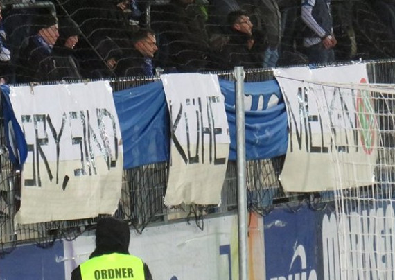 Bei kreativem Protest gegen fanunfreundliche Anstoßzeiten spielten Sportfreunde Lotte-Fans mit ihrem Image als Dorf-Ultras. <br />Bild: Klein-Muffi.de”><figcaption>Bei kreativem Protest gegen fanunfreundliche Anstoßzeiten spielten Sportfreunde Lotte-Fans mit ihrem Image als Dorf-Ultras. <br />Bild: Klein-Muffi.de</figcaption></figure>
<figure><img decoding=