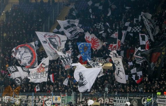 Die Eintracht-Fans hatten viele Fahnen mit im Gepäck.<br />Bild: Eintracht-Online.net“><figcaption>Die Eintracht-Fans hatten viele Fahnen mit im Gepäck.<br />Bild: Eintracht-Online.net</figcaption></figure>
<figure><img decoding=