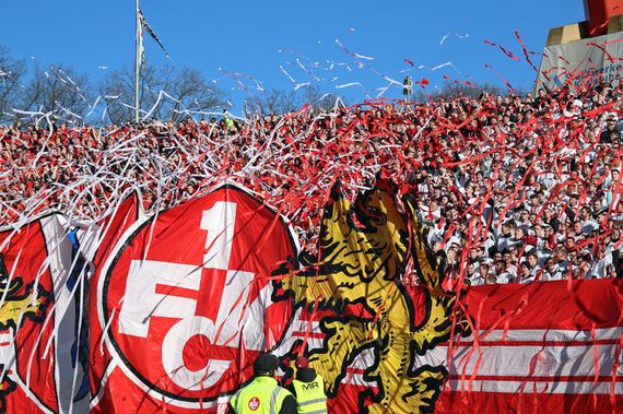 Bei der Choreografie wurden rote und weiße Papierrollen geworfen.<br />Bild: www.der-betze-brennt.de”><figcaption>Bei der Choreografie wurden rote und weiße Papierrollen geworfen.<br />Bild: www.der-betze-brennt.de</figcaption></figure>
<figure><img decoding=