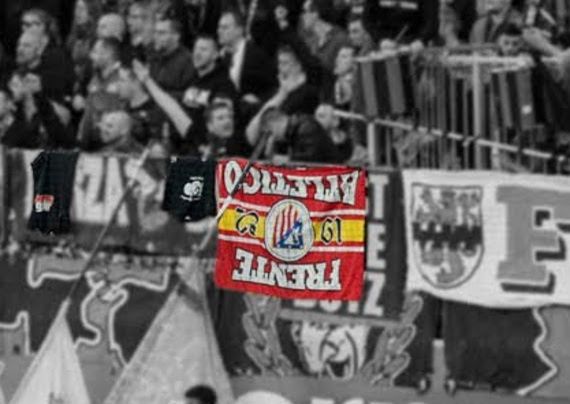 Frente Atlètico-Fahne in den Händen von Leverkusener Ultras.<br />Bild: Haberlands-Erben.de”><figcaption>Frente Atlètico-Fahne in den Händen von Leverkusener Ultras.<br />Bild: Haberlands-Erben.de</figcaption></figure>
<figure><img decoding=