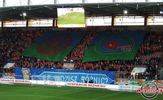 Die antiziganistische Choreografie in der Heimkurve.<br />Bild: losmisenas.blogspot.de“><figcaption>Die antiziganistische Choreografie in der Heimkurve.<br />Bild: losmisenas.blogspot.de</figcaption></figure>
<figure><img decoding=