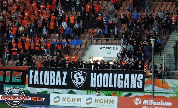 Speedway-Hooligans aus Zielona Góra unterstützten die Anhänger von Zagłębie Lubin.<br />    <button type=