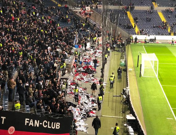 Das bereits verteilte Choreografie-Material wurde wieder abgebaut.<br />Bild: privat”><figcaption>Das bereits verteilte Choreografie-Material wurde wieder abgebaut.<br />Bild: privat</figcaption></figure>
<figure><img decoding=