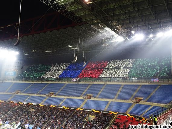 Choreografie der Rapid-Fans gestern im San Siro.<br />Bild: brucki.blogspot.com“><figcaption>Choreografie der Rapid-Fans gestern im San Siro.<br />Bild: brucki.blogspot.com</figcaption></figure>
<figure><img decoding=
