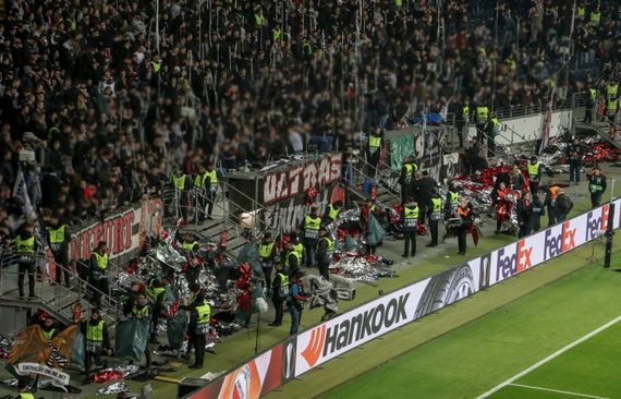 Vor der Nordwestkurve Frankfurt kam es am Donnerstag zu einem umstrittenen Polizeieinsatz.<br />Bild: Eintracht-Online.net”><figcaption>Vor der Nordwestkurve Frankfurt kam es am Donnerstag zu einem umstrittenen Polizeieinsatz.<br />Bild: Eintracht-Online.net</figcaption></figure>
                </div>
                
                <!-- YouTube (Meta-Feld) -->
                
            </div>
        </article>

                <script>
        (function() {
            var root = document.querySelector('.ff-single-news-gallery');
            if (!root) return;
            var slides = root.querySelectorAll('.ff-single-news-gallery-slide');
            var dots = root.querySelectorAll('.ff-single-news-gallery-dot');
            var prev = root.querySelector('.ff-single-news-gallery-prev');
            var next = root.querySelector('.ff-single-news-gallery-next');
            var n = slides.length;
            if (n < 2) return;
            var i = 0;
            function closeAllImgInfo() {
                root.querySelectorAll('.ff-fv-img-info-host.is-info-open').forEach(function(host) {
                    host.classList.remove('is-info-open');
                    var b = host.querySelector('.ff-fv-img-info-btn');
                    var p = host.querySelector('.ff-fv-img-info-panel');
                    if (b) b.setAttribute('aria-expanded', 'false');
                    if (p) p.setAttribute('aria-hidden', 'true');
                });
            }
            function show(idx) {
                closeAllImgInfo();
                i = ((idx % n) + n) % n;
                for (var s = 0; s < n; s++) {
                    if (s === i) slides[s].removeAttribute('hidden'); else slides[s].setAttribute('hidden', '');
                }
                for (var s = 0; s < dots.length; s++) {
                    dots[s].classList.toggle('is-active', s === i);
                    dots[s].setAttribute('aria-selected', s === i ? 'true' : 'false');
                }
            }
            if (prev) prev.addEventListener('click', function() { show(i - 1); });
            if (next) next.addEventListener('click', function() { show(i + 1); });
            for (var d = 0; d < dots.length; d++) {
                (function(di) { dots[di].addEventListener('click', function() { show(di); }); })(d);
            }
        })();
        </script>
        
        <!-- Kommentare -->
                <section class=