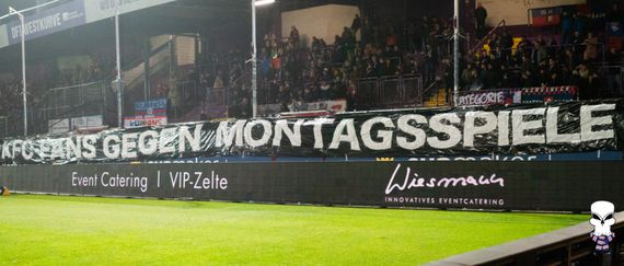 Auch beim Montagsspiel in Osnabrück zeigen KFC-Fans schon diese Botschaft.<br />Ultras-Krefeld.net”><figcaption>Auch beim Montagsspiel in Osnabrück zeigen KFC-Fans schon diese Botschaft.<br />Ultras-Krefeld.net</figcaption></figure>
<figure><img decoding=
