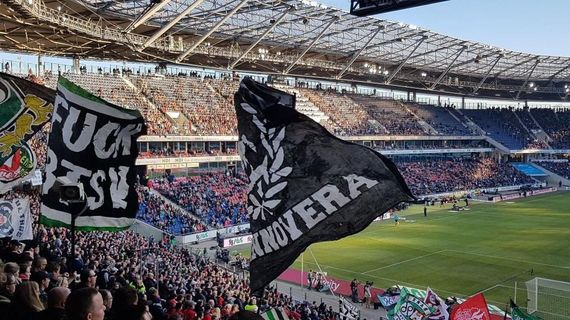 Hannover 96-Fans am Sonntag in der Nordkurve beim Heimspiel gegen Frankfurt.<br />Bild: inferno_obstsalat”><figcaption>Hannover 96-Fans am Sonntag in der Nordkurve beim Heimspiel gegen Frankfurt.<br />Bild: inferno_obstsalat</figcaption></figure>
                </div>
                
                <!-- YouTube (Meta-Feld) -->
                
            </div>
        </article>

                <script>
        (function() {
            var root = document.querySelector('.ff-single-news-gallery');
            if (!root) return;
            var slides = root.querySelectorAll('.ff-single-news-gallery-slide');
            var dots = root.querySelectorAll('.ff-single-news-gallery-dot');
            var prev = root.querySelector('.ff-single-news-gallery-prev');
            var next = root.querySelector('.ff-single-news-gallery-next');
            var n = slides.length;
            if (n < 2) return;
            var i = 0;
            function closeAllImgInfo() {
                root.querySelectorAll('.ff-fv-img-info-host.is-info-open').forEach(function(host) {
                    host.classList.remove('is-info-open');
                    var b = host.querySelector('.ff-fv-img-info-btn');
                    var p = host.querySelector('.ff-fv-img-info-panel');
                    if (b) b.setAttribute('aria-expanded', 'false');
                    if (p) p.setAttribute('aria-hidden', 'true');
                });
            }
            function show(idx) {
                closeAllImgInfo();
                i = ((idx % n) + n) % n;
                for (var s = 0; s < n; s++) {
                    if (s === i) slides[s].removeAttribute('hidden'); else slides[s].setAttribute('hidden', '');
                }
                for (var s = 0; s < dots.length; s++) {
                    dots[s].classList.toggle('is-active', s === i);
                    dots[s].setAttribute('aria-selected', s === i ? 'true' : 'false');
                }
            }
            if (prev) prev.addEventListener('click', function() { show(i - 1); });
            if (next) next.addEventListener('click', function() { show(i + 1); });
            for (var d = 0; d < dots.length; d++) {
                (function(di) { dots[di].addEventListener('click', function() { show(di); }); })(d);
            }
        })();
        </script>
        
        <!-- Kommentare -->
                <section class=