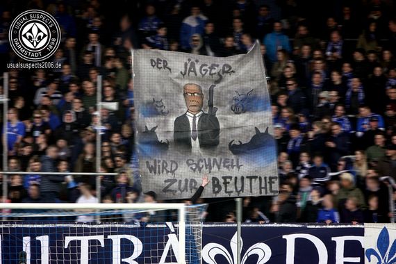 In zahlreichen deutschen Stadien gab es am Wochenende Botschaften, die sich gegen den hessischen Innenminister richteten.<br />Bild: usualsuspects2006.de”><figcaption>In zahlreichen deutschen Stadien gab es am Wochenende Botschaften, die sich gegen den hessischen Innenminister richteten.<br />Bild: usualsuspects2006.de</figcaption></figure>
                </div>
                
                <!-- YouTube (Meta-Feld) -->
                
            </div>
        </article>

                <script>
        (function() {
            var root = document.querySelector('.ff-single-news-gallery');
            if (!root) return;
            var slides = root.querySelectorAll('.ff-single-news-gallery-slide');
            var dots = root.querySelectorAll('.ff-single-news-gallery-dot');
            var prev = root.querySelector('.ff-single-news-gallery-prev');
            var next = root.querySelector('.ff-single-news-gallery-next');
            var n = slides.length;
            if (n < 2) return;
            var i = 0;
            function closeAllImgInfo() {
                root.querySelectorAll('.ff-fv-img-info-host.is-info-open').forEach(function(host) {
                    host.classList.remove('is-info-open');
                    var b = host.querySelector('.ff-fv-img-info-btn');
                    var p = host.querySelector('.ff-fv-img-info-panel');
                    if (b) b.setAttribute('aria-expanded', 'false');
                    if (p) p.setAttribute('aria-hidden', 'true');
                });
            }
            function show(idx) {
                closeAllImgInfo();
                i = ((idx % n) + n) % n;
                for (var s = 0; s < n; s++) {
                    if (s === i) slides[s].removeAttribute('hidden'); else slides[s].setAttribute('hidden', '');
                }
                for (var s = 0; s < dots.length; s++) {
                    dots[s].classList.toggle('is-active', s === i);
                    dots[s].setAttribute('aria-selected', s === i ? 'true' : 'false');
                }
            }
            if (prev) prev.addEventListener('click', function() { show(i - 1); });
            if (next) next.addEventListener('click', function() { show(i + 1); });
            for (var d = 0; d < dots.length; d++) {
                (function(di) { dots[di].addEventListener('click', function() { show(di); }); })(d);
            }
        })();
        </script>
        
        <!-- Kommentare -->
                <section class=