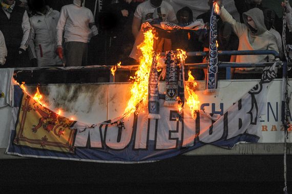 Im Gästeblock wurden geklaute Lech-Fahnen und Fanartikel verbrannt.<br />Bild: legionisci.com“><figcaption>Im Gästeblock wurden geklaute Lech-Fahnen und Fanartikel verbrannt.<br />Bild: legionisci.com</figcaption></figure>
<figure><img decoding=