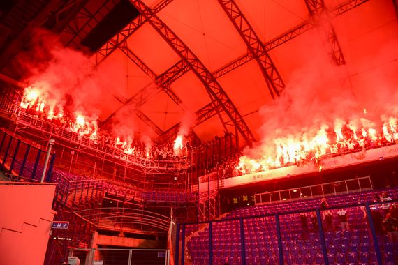 Nach der Präsentation des geklauten Materials erfolgte sofort eine Pyroshow der mitgereisten Legia-Fans.<br />    <button type=