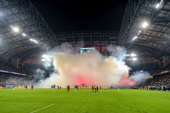 Wegen dieser Pyroshow der Lech-Fans wurde die Partie unterbrochen.<br />    <button type=