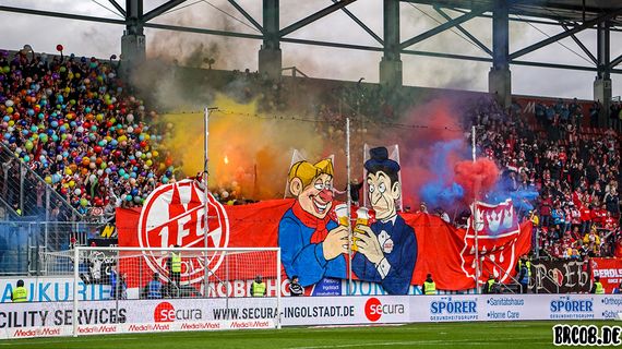 Die mit buntem Rauch untermalte Choreografie der Kölner Jecken.<br />Bild: brc08.de”><figcaption>Die mit buntem Rauch untermalte Choreografie der Kölner Jecken.<br />Bild: brc08.de</figcaption></figure>
<figure><img decoding=