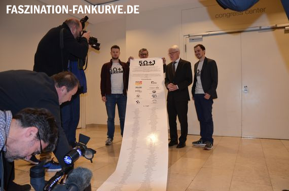 Übergabe der Unterschriften von 3.097 Fanclubs, Fangruppen und Fanverbände vor einem Jahr an die DFL.<br />Bild: Faszination Fankurve”><figcaption>Übergabe der Unterschriften von 3.097 Fanclubs, Fangruppen und Fanverbände vor einem Jahr an die DFL.<br />Bild: Faszination Fankurve</figcaption></figure>
                </div>
                
                <!-- YouTube (Meta-Feld) -->
                
            </div>
        </article>

                <script>
        (function() {
            var root = document.querySelector('.ff-single-news-gallery');
            if (!root) return;
            var slides = root.querySelectorAll('.ff-single-news-gallery-slide');
            var dots = root.querySelectorAll('.ff-single-news-gallery-dot');
            var prev = root.querySelector('.ff-single-news-gallery-prev');
            var next = root.querySelector('.ff-single-news-gallery-next');
            var n = slides.length;
            if (n < 2) return;
            var i = 0;
            function closeAllImgInfo() {
                root.querySelectorAll('.ff-fv-img-info-host.is-info-open').forEach(function(host) {
                    host.classList.remove('is-info-open');
                    var b = host.querySelector('.ff-fv-img-info-btn');
                    var p = host.querySelector('.ff-fv-img-info-panel');
                    if (b) b.setAttribute('aria-expanded', 'false');
                    if (p) p.setAttribute('aria-hidden', 'true');
                });
            }
            function show(idx) {
                closeAllImgInfo();
                i = ((idx % n) + n) % n;
                for (var s = 0; s < n; s++) {
                    if (s === i) slides[s].removeAttribute('hidden'); else slides[s].setAttribute('hidden', '');
                }
                for (var s = 0; s < dots.length; s++) {
                    dots[s].classList.toggle('is-active', s === i);
                    dots[s].setAttribute('aria-selected', s === i ? 'true' : 'false');
                }
            }
            if (prev) prev.addEventListener('click', function() { show(i - 1); });
            if (next) next.addEventListener('click', function() { show(i + 1); });
            for (var d = 0; d < dots.length; d++) {
                (function(di) { dots[di].addEventListener('click', function() { show(di); }); })(d);
            }
        })();
        </script>
        
        <!-- Kommentare -->
                <section class=