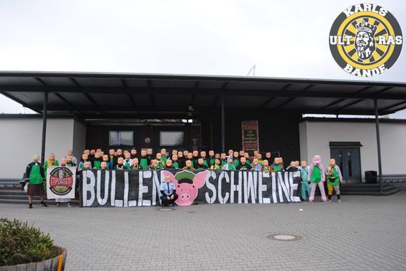 Gruppenfoto der Karlsbande Ultras.<br />Bild: Karlsbande.de”><figcaption>Gruppenfoto der Karlsbande Ultras.<br />Bild: Karlsbande.de</figcaption></figure>
<figure><img decoding=