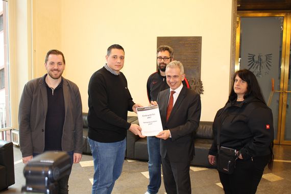 Übergabe des Forderungskatalogs an den Oberbürgermeister.<br />Bild: Initiative Stadionausbau”><figcaption>Übergabe des Forderungskatalogs an den Oberbürgermeister.<br />Bild: Initiative Stadionausbau</figcaption></figure>
<figure><img decoding=