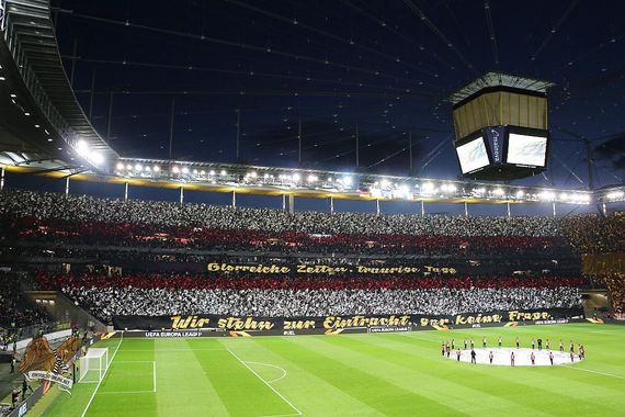 So sah die Choreografie auf der Gegengerade aus.<br />Bild: Eintracht-Online.net”><figcaption>So sah die Choreografie auf der Gegengerade aus.<br />Bild: Eintracht-Online.net</figcaption></figure>
<figure><img decoding=