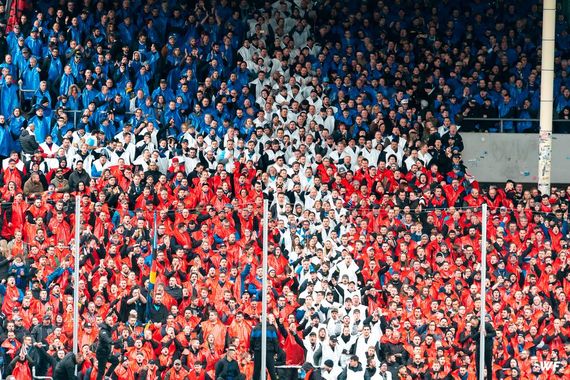 Muster aus Plastikponchos im Gästeblock.<br />Bild: Andreas Döring – www.drng.photo”><figcaption>Muster aus Plastikponchos im Gästeblock.<br />Bild: Andreas Döring – www.drng.photo</figcaption></figure>
<figure><img decoding=