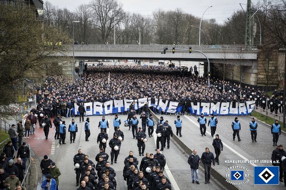Der Marsch der HSV-Fans.<br />Bild: hsv-ev.de”><figcaption>Der Marsch der HSV-Fans.<br />Bild: hsv-ev.de</figcaption></figure>
<figure><img decoding=