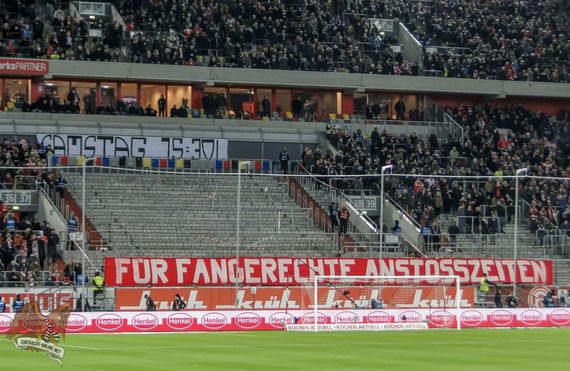 Der Protest auf der Südtribüne.<br />Bild: Eintracht-Online.net”><figcaption>Der Protest auf der Südtribüne.<br />Bild: Eintracht-Online.net</figcaption></figure>
<figure><img decoding=