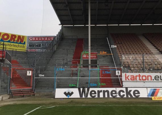 Der Hauptteil des Gästeblocks in Cottbus.<br />Bild: ultima-raka.de”><figcaption>Der Hauptteil des Gästeblocks in Cottbus.<br />Bild: ultima-raka.de</figcaption></figure>
<figure><img decoding=