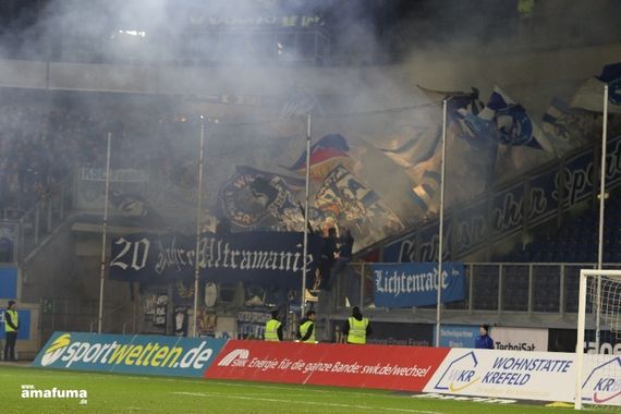 Pyroaktion der KSC-Ultras in Duisburg.<br />Bild: amafuma.de”><figcaption>Pyroaktion der KSC-Ultras in Duisburg.<br />Bild: amafuma.de</figcaption></figure>
<figure><img decoding=