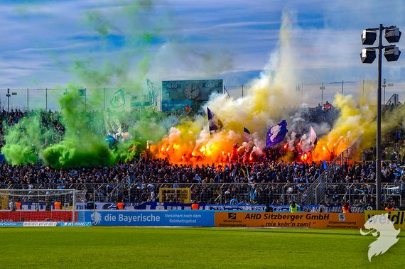 Pyroaktion der Ultras vom TSV 1860 München beim Heimspiel gegen Hansa Rostock.<br />Bild: muenchnerloewen.de”><figcaption>Pyroaktion der Ultras vom TSV 1860 München beim Heimspiel gegen Hansa Rostock.<br />Bild: muenchnerloewen.de</figcaption></figure>
<figure><img decoding=
