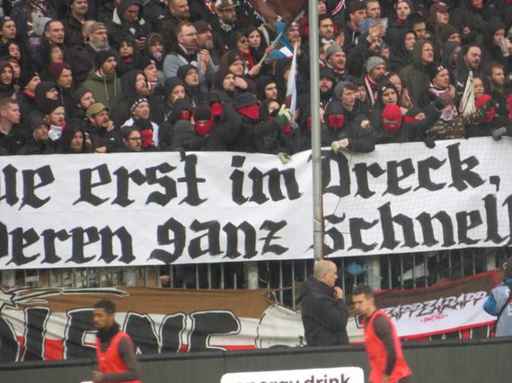Am Sonntag sorgten die mit roten Sturmhauben gekleideten FC St. Pauli-Fans für Aufsehen.<br />Bild: traveler_rv”><figcaption>Am Sonntag sorgten die mit roten Sturmhauben gekleideten FC St. Pauli-Fans für Aufsehen.<br />Bild: traveler_rv</figcaption></figure>
<figure><img decoding=