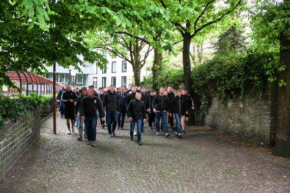 FCC-Fans beim letzten Spiel in Osnabrück.<br />Bild: Horda-Azzuro.de”><figcaption>FCC-Fans beim letzten Spiel in Osnabrück.<br />Bild: Horda-Azzuro.de</figcaption></figure>
<figure><img decoding=