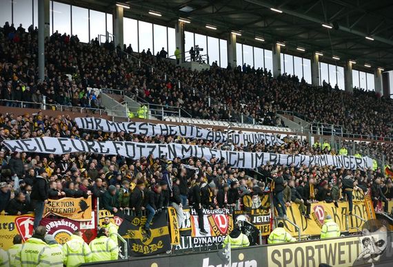 Dieses Plakat der Dynamo-Fans sorgte mit für die Geldstrafe.<br />Bild: jokersradeberg.de”><figcaption>Dieses Plakat der Dynamo-Fans sorgte mit für die Geldstrafe.<br />Bild: jokersradeberg.de</figcaption></figure>
<figure><img decoding=