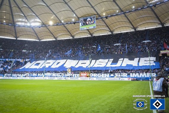 Choreografie auf der Nordtribüne.<br />Bild: hsv-ev.de”><figcaption>Choreografie auf der Nordtribüne.<br />Bild: hsv-ev.de</figcaption></figure>
<figure><img decoding=