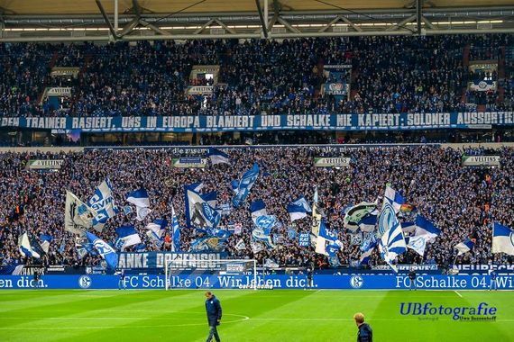 Spruchbänder beim Warmlaufen in der Nordkurve<br />Bild: Sportfotografie UBfoto”><figcaption>Spruchbänder beim Warmlaufen in der Nordkurve<br />Bild: Sportfotografie UBfoto</figcaption></figure>
<figure><img decoding=