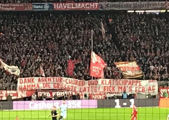 Spruchband zur Agentur-Choreografie beim Liverpool-Heimspiel.<br />Bild: privat”><figcaption>Spruchband zur Agentur-Choreografie beim Liverpool-Heimspiel.<br />Bild: privat</figcaption></figure>
<figure><img decoding=