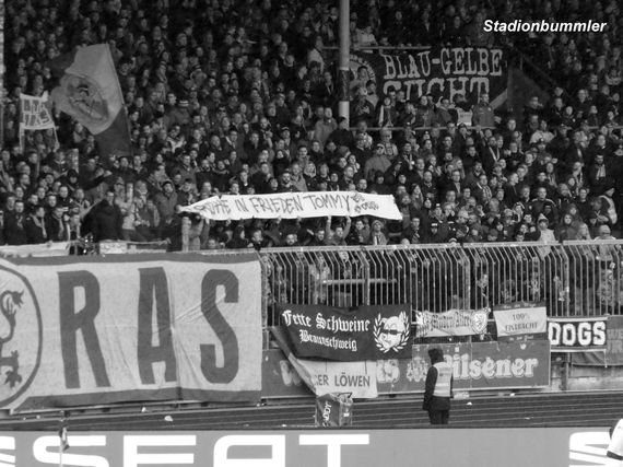 Gedenkspruchband von Braunschweiger Hooligans.<br />Bild: Stadionbummler”><figcaption>Gedenkspruchband von Braunschweiger Hooligans.<br />Bild: Stadionbummler</figcaption></figure>
<figure><img decoding=