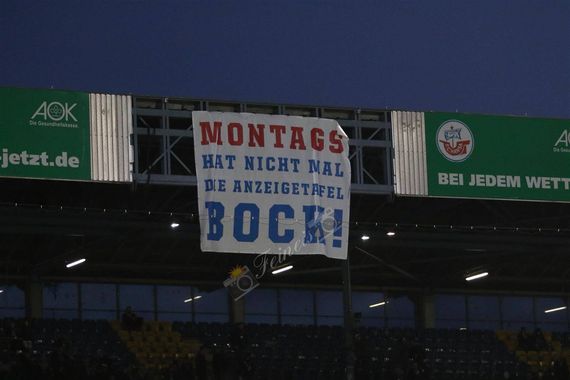 Protestplakat statt neuer Anzeigetafel.<br />Bild: ChemieHalle.de”><figcaption>Protestplakat statt neuer Anzeigetafel.<br />Bild: ChemieHalle.de</figcaption></figure>
<figure><img decoding=