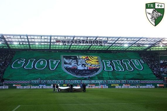 Blockfahne vor Anpfiff im Block West.<br />Bild: TornadosRapid.at“><figcaption>Blockfahne vor Anpfiff im Block West.<br />Bild: TornadosRapid.at</figcaption></figure>
<figure><img decoding=