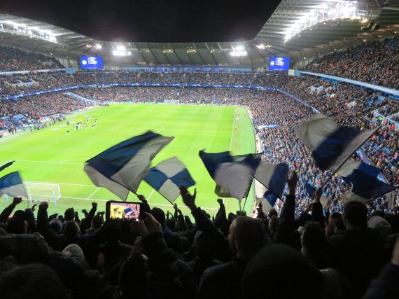 Nicht alle Schalke-Fans mit gültigen Tickets schafften es in Manchester ins Stadion.<br />Bild: Susanneblondundblau“><figcaption>Nicht alle Schalke-Fans mit gültigen Tickets schafften es in Manchester ins Stadion.<br />Bild: Susanneblondundblau</figcaption></figure>
            </div>

                    </article>

                <section class=