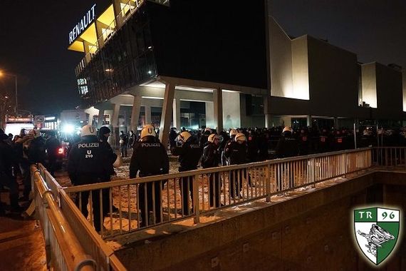 Am 16. Dezember 2018 kam es zu einem umstrittenen Polizeieinsatz, weshalb hunderte Rapid-Fans das Derby verpassten.<br />Bild: TornadosRapid.at“><figcaption>Am 16. Dezember 2018 kam es zu einem umstrittenen Polizeieinsatz, weshalb hunderte Rapid-Fans das Derby verpassten.<br />Bild: TornadosRapid.at</figcaption></figure>
            </div>

                    </article>

                <section class=