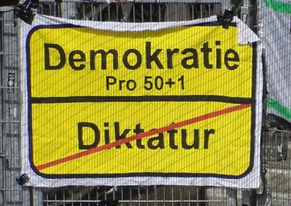 50+1 ist ein zentrales Streitthema in Hannover.<br />Bild: timo0711.blogspot.de”><figcaption>50+1 ist ein zentrales Streitthema in Hannover.<br />Bild: timo0711.blogspot.de</figcaption></figure>
                </div>
                
                <!-- YouTube (Meta-Feld) -->
                
            </div>
        </article>

                <script>
        (function() {
            var root = document.querySelector('.ff-single-news-gallery');
            if (!root) return;
            var slides = root.querySelectorAll('.ff-single-news-gallery-slide');
            var dots = root.querySelectorAll('.ff-single-news-gallery-dot');
            var prev = root.querySelector('.ff-single-news-gallery-prev');
            var next = root.querySelector('.ff-single-news-gallery-next');
            var n = slides.length;
            if (n < 2) return;
            var i = 0;
            function closeAllImgInfo() {
                root.querySelectorAll('.ff-fv-img-info-host.is-info-open').forEach(function(host) {
                    host.classList.remove('is-info-open');
                    var b = host.querySelector('.ff-fv-img-info-btn');
                    var p = host.querySelector('.ff-fv-img-info-panel');
                    if (b) b.setAttribute('aria-expanded', 'false');
                    if (p) p.setAttribute('aria-hidden', 'true');
                });
            }
            function show(idx) {
                closeAllImgInfo();
                i = ((idx % n) + n) % n;
                for (var s = 0; s < n; s++) {
                    if (s === i) slides[s].removeAttribute('hidden'); else slides[s].setAttribute('hidden', '');
                }
                for (var s = 0; s < dots.length; s++) {
                    dots[s].classList.toggle('is-active', s === i);
                    dots[s].setAttribute('aria-selected', s === i ? 'true' : 'false');
                }
            }
            if (prev) prev.addEventListener('click', function() { show(i - 1); });
            if (next) next.addEventListener('click', function() { show(i + 1); });
            for (var d = 0; d < dots.length; d++) {
                (function(di) { dots[di].addEventListener('click', function() { show(di); }); })(d);
            }
        })();
        </script>
        
        <!-- Kommentare -->
                <section class=