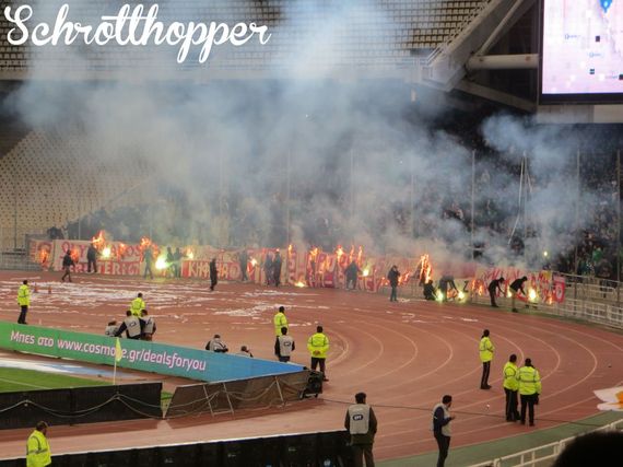 Panathinaikos-Fan verbrannten Olympiakos-Material.<br />Bild: schrotthopper.wordpress.com“><figcaption>Panathinaikos-Fan verbrannten Olympiakos-Material.<br />Bild: schrotthopper.wordpress.com</figcaption></figure>
            </div>

                    </article>

                <section class=