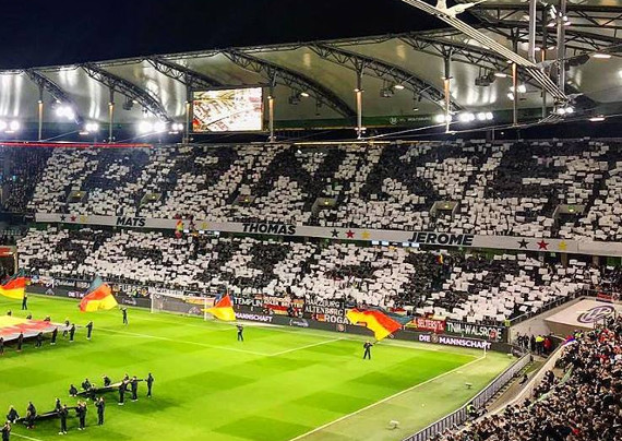 Choreografie in der Nordkurve.<br />Bild: enter-the-pitch.de”><figcaption>Choreografie in der Nordkurve.<br />Bild: enter-the-pitch.de</figcaption></figure>
<figure><img decoding=