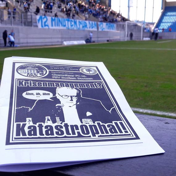 In der Südkurve wurde gestern für zwölf Minuten protestiert.<br />Bild: fokusfischerwiese.com”><figcaption>In der Südkurve wurde gestern für zwölf Minuten protestiert.<br />Bild: fokusfischerwiese.com</figcaption></figure>
<figure><img decoding=