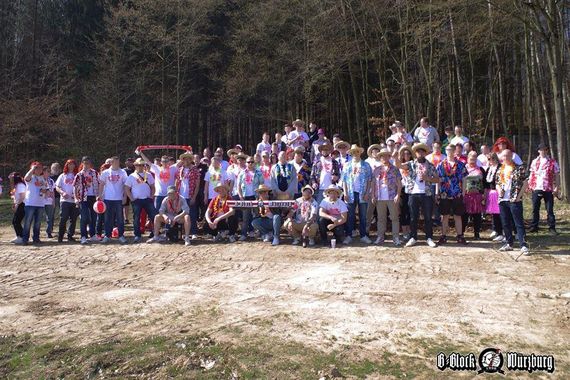 Gruppenfoto der FWK-Fans.<br />Bild: b-block-wuerzburg.de”><figcaption>Gruppenfoto der FWK-Fans.<br />Bild: b-block-wuerzburg.de</figcaption></figure>
<figure><img decoding=