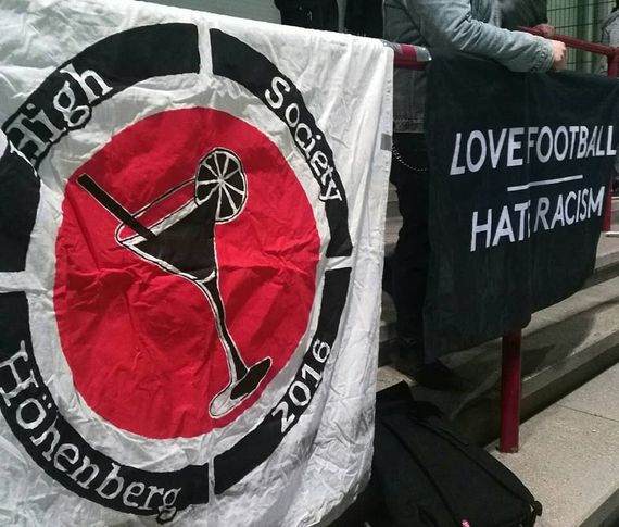 Diese beiden Fahnen der Gruppe wurden am Samstag mit einem Trick geklaut.<br />Bild: High Society Höhenberg”><figcaption>Diese beiden Fahnen der Gruppe wurden am Samstag mit einem Trick geklaut.<br />Bild: High Society Höhenberg</figcaption></figure>
<figure><img decoding=