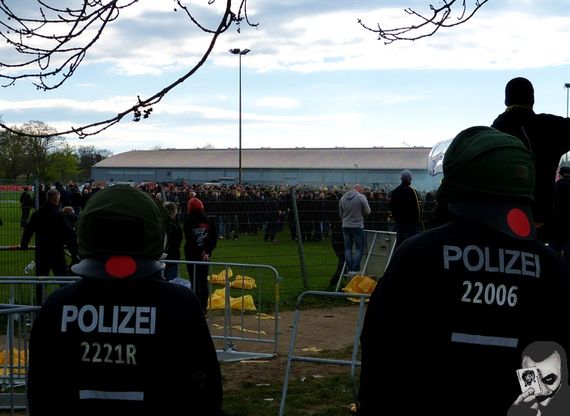 Polizeieinsatz bei besagtem Spiel in Magdeburg.<br />Symbolbild: jokersradeberg.de”><figcaption>Polizeieinsatz bei besagtem Spiel in Magdeburg.<br />Symbolbild: jokersradeberg.de</figcaption></figure>
                </div>
                
                <!-- YouTube (Meta-Feld) -->
                
            </div>
        </article>

                <script>
        (function() {
            var root = document.querySelector('.ff-single-news-gallery');
            if (!root) return;
            var slides = root.querySelectorAll('.ff-single-news-gallery-slide');
            var dots = root.querySelectorAll('.ff-single-news-gallery-dot');
            var prev = root.querySelector('.ff-single-news-gallery-prev');
            var next = root.querySelector('.ff-single-news-gallery-next');
            var n = slides.length;
            if (n < 2) return;
            var i = 0;
            function closeAllImgInfo() {
                root.querySelectorAll('.ff-fv-img-info-host.is-info-open').forEach(function(host) {
                    host.classList.remove('is-info-open');
                    var b = host.querySelector('.ff-fv-img-info-btn');
                    var p = host.querySelector('.ff-fv-img-info-panel');
                    if (b) b.setAttribute('aria-expanded', 'false');
                    if (p) p.setAttribute('aria-hidden', 'true');
                });
            }
            function show(idx) {
                closeAllImgInfo();
                i = ((idx % n) + n) % n;
                for (var s = 0; s < n; s++) {
                    if (s === i) slides[s].removeAttribute('hidden'); else slides[s].setAttribute('hidden', '');
                }
                for (var s = 0; s < dots.length; s++) {
                    dots[s].classList.toggle('is-active', s === i);
                    dots[s].setAttribute('aria-selected', s === i ? 'true' : 'false');
                }
            }
            if (prev) prev.addEventListener('click', function() { show(i - 1); });
            if (next) next.addEventListener('click', function() { show(i + 1); });
            for (var d = 0; d < dots.length; d++) {
                (function(di) { dots[di].addEventListener('click', function() { show(di); }); })(d);
            }
        })();
        </script>
        
        <!-- Kommentare -->
                <section class=