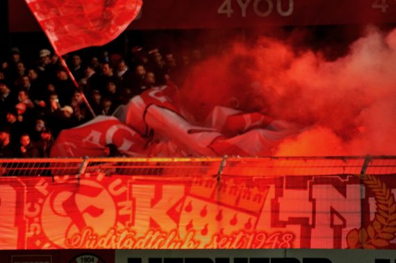 Erst wurde eine Schwenkfahne der Eagles ausgebreitet, dann Pyro gezündet.<br />Bild: knipser.koeln”><figcaption>Erst wurde eine Schwenkfahne der Eagles ausgebreitet, dann Pyro gezündet.<br />Bild: knipser.koeln</figcaption></figure>
<figure><img decoding=