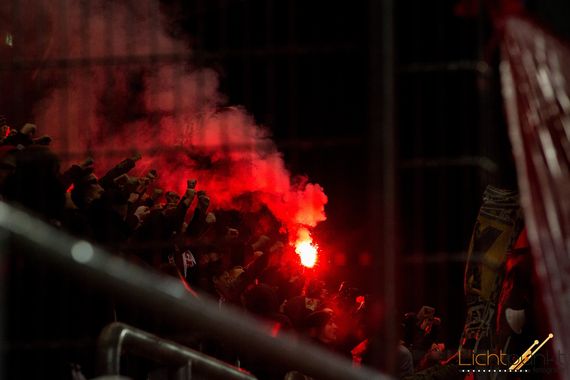Mit einer Bengalischen Fackeln wurde der 15 minütige Protest beendet.<br />Bild: Lichtpunkt Fotografie”><figcaption>Mit einer Bengalischen Fackeln wurde der 15 minütige Protest beendet.<br />Bild: Lichtpunkt Fotografie</figcaption></figure>
<figure><img decoding=