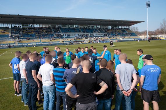 FCC-Ultras hielten vor dem Spiel eine Ansprache ans Team.<br />Bild: Horda-Azzuro.de”><figcaption>FCC-Ultras hielten vor dem Spiel eine Ansprache ans Team.<br />Bild: Horda-Azzuro.de</figcaption></figure>
<figure><img decoding=